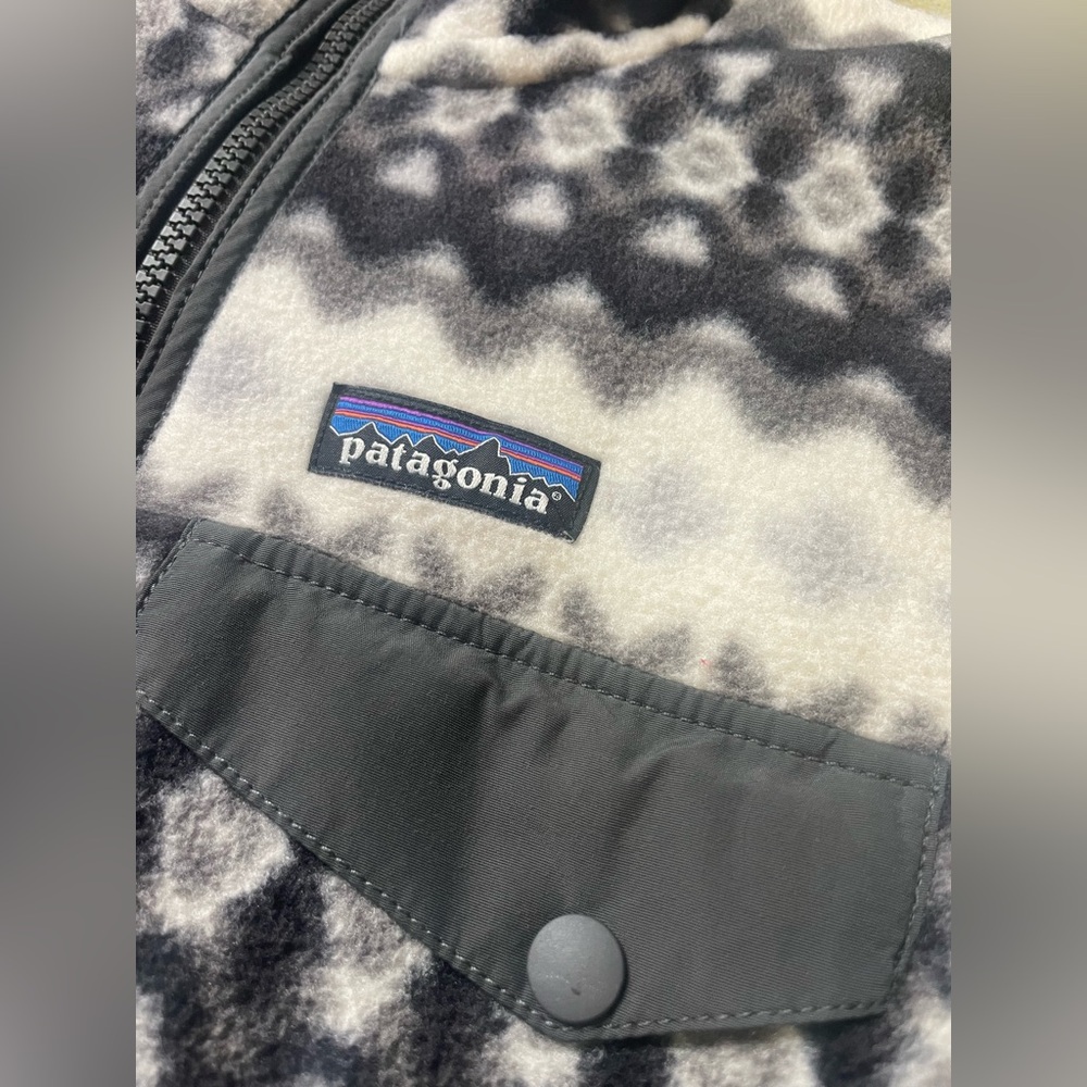 Patagonia women’s Black and Gray Patterned Fleece Jacket - Picture 3 of 5